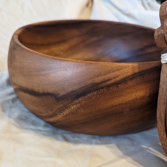 Acadia wood bowl with pineapple shaped salad server. - Picture 6 of 6